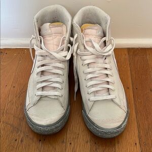 Nike men’s casual sneakers. Cream/white/gray.